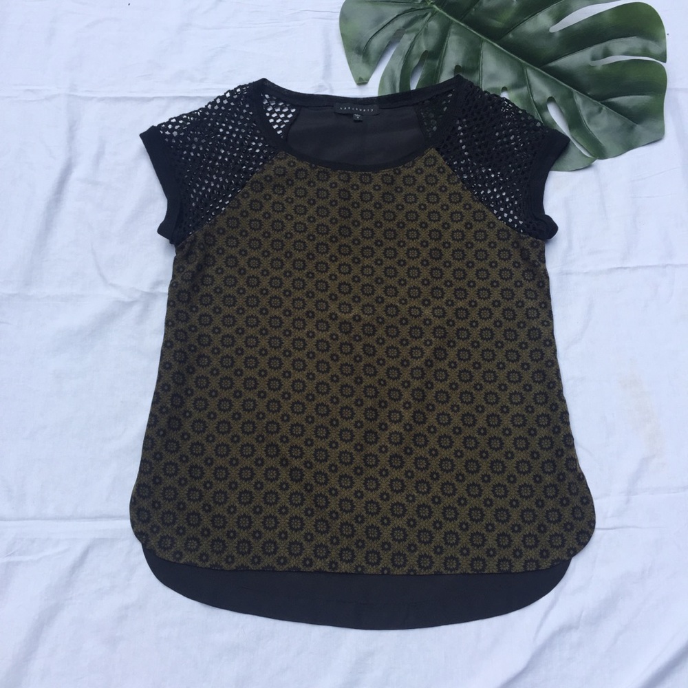 SANCTUARY | geometric print top w/ woven sleeves